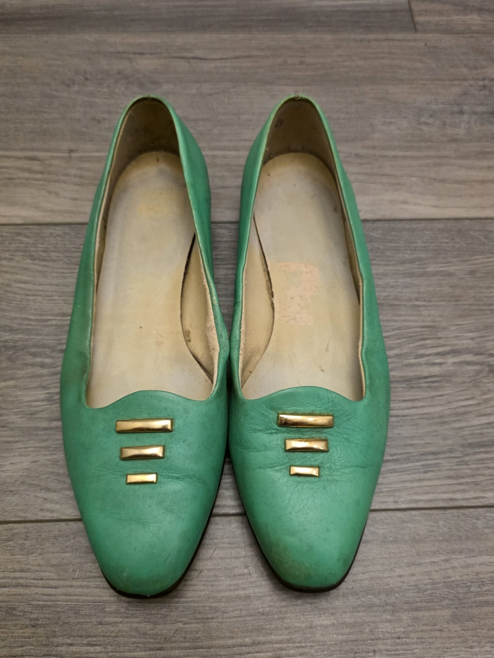 Vintage Selby Emerald Green Leather Flats with Gold Hardware Accent – Size 7